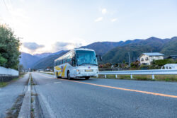 坂道を下る12mバス