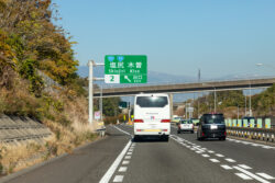 高速道路を走行するバス